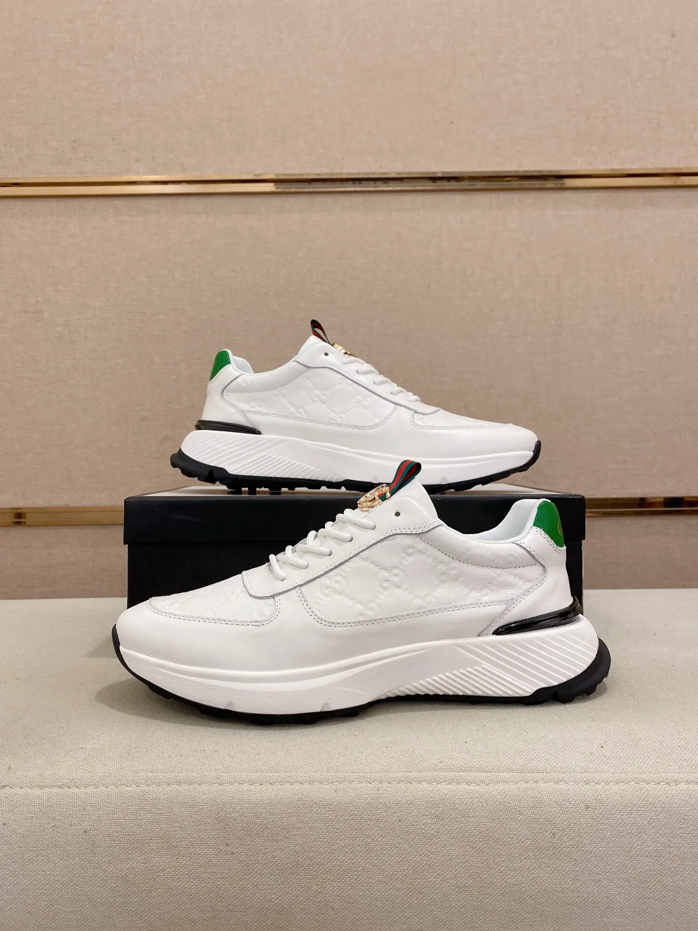 Men's shoes 💰 462💰The new GUCCI (Gucci) counters are launched simultaneously. The new men's shoes, 😘fabrics are selected from imported cowhide, and the lining is sheepskin lining. 👍🏿 High-end ☄️ air-cushion molded anti-slip rubber outsole, exquisite lines, simple and elegant, comfortable and high-end for leisure travel. Code number: 38 to 44 (45 can be customized and cannot be returned or exchanged)